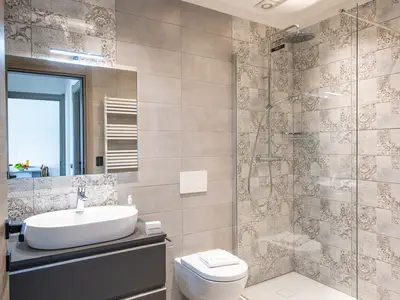 Badezimmer mit Dusche