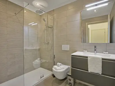 Badezimmer mit Dusche