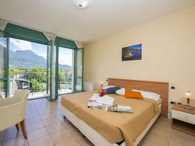 Schlafzimmer mit Doppelbett und Zugang zum Balkon