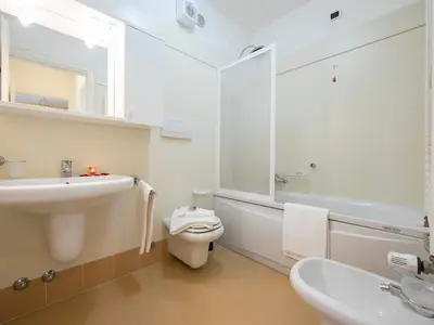 Badezimmer mit Badewanne/Dusche