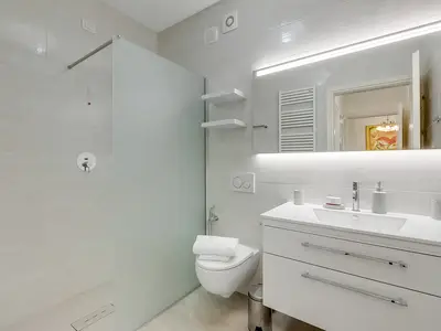 Badezimmer mit Dusche