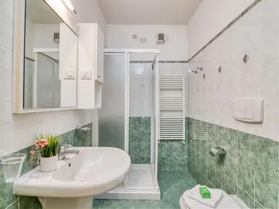 Badezimmer mit Dusche