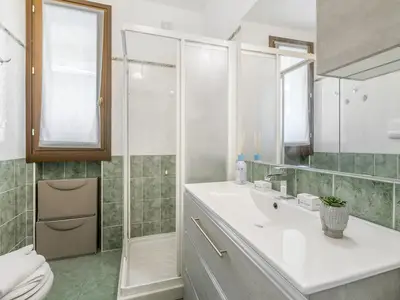 Badezimmer mit Dusche