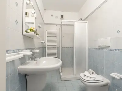 Badezimmer mit Dusche