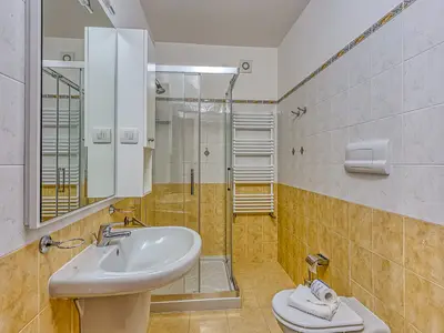 Badezimmer mit Dusche