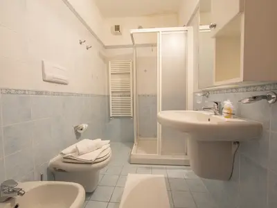 Badezimmer mit Dusche