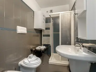 Badezimmer mit Dusche