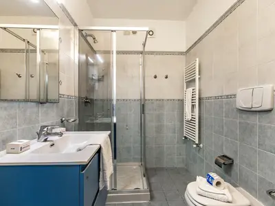 Badezimmer mit Dusche