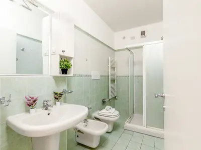 Badezimmer mit Dusche