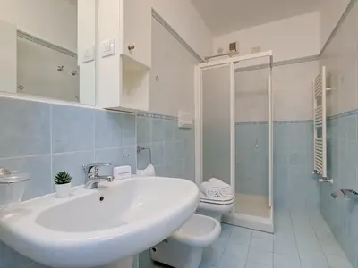 Badezimmer mit Dusche