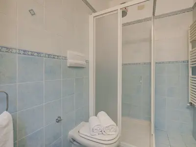 Badezimmer mit Dusche