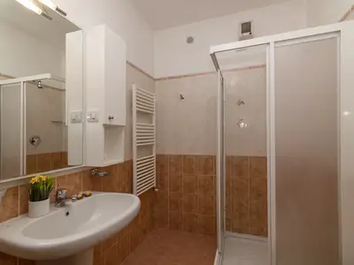 Badezimmer mit Dusche