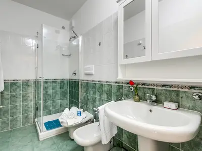 Badezimmer mit Dusche