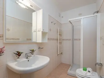 Badezimmer mit Dusche