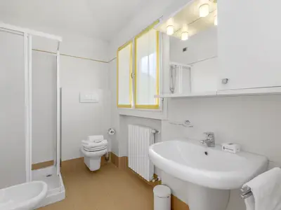 Badezimmer mit Dusche