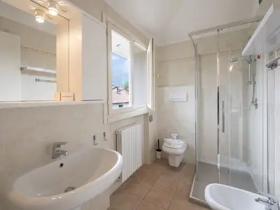 Badezimmer mit Dusche