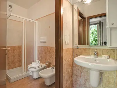 Badezimmer mit Dusche