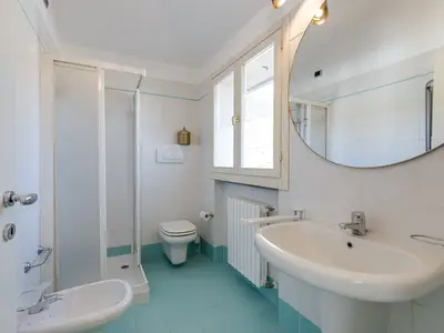 Badezimmer mit Dusche