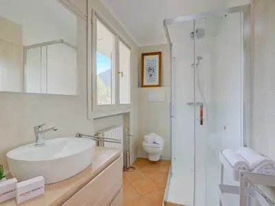 Badezimmer mit Dusche