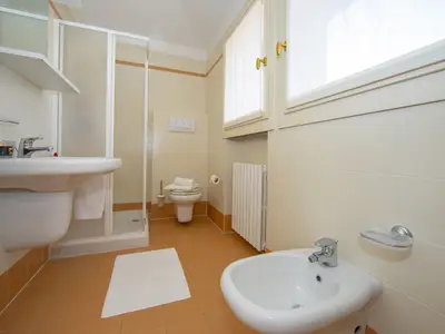 Badezimmer mit Dusche