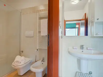 Badezimmer mit Dusche