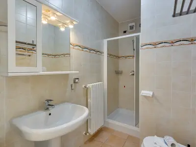 Badezimmer mit Dusche