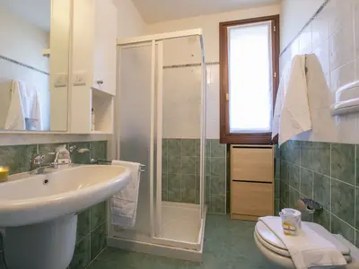 Badezimmer mit Dusche