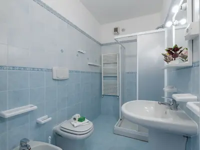 Badezimmer mit Dusche