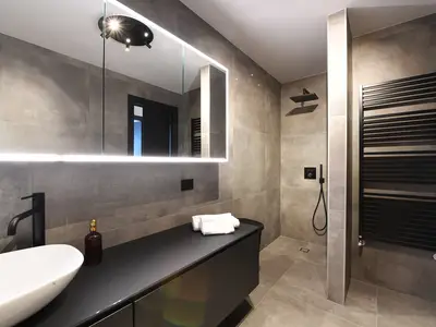 Badezimmer mit Dusche