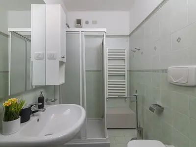 Badezimmer mit Dusche