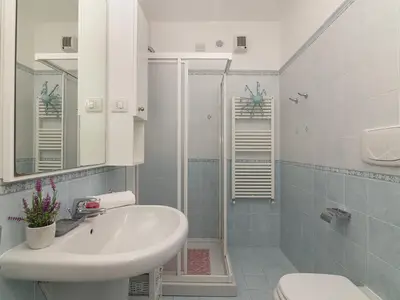 Badezimmer mit Dusche