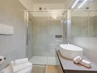 Badezimmer mit Dusche