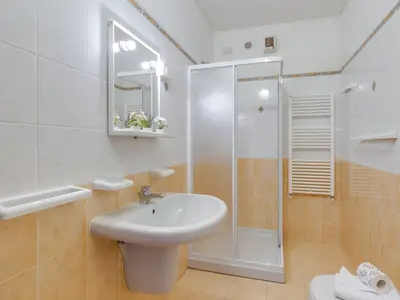 Badezimmer mit Dusche