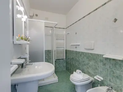 Badezimmer mit Dusche