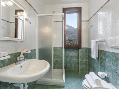 Badezimmer mit Dusche