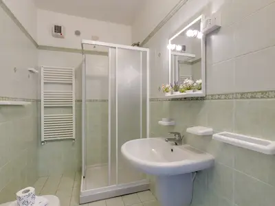 Badezimmer mit Dusche