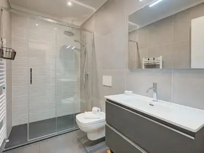 Badezimmer mit Dusche