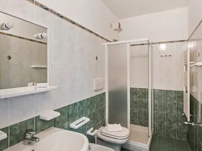 Badezimmer mit Dusche