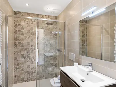 Badezimmer mit Dusche