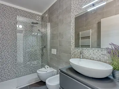 Badezimmer mit Dusche