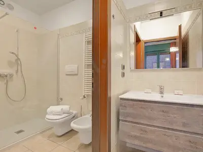 Badezimmer mit Dusche