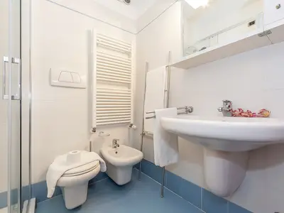 Badezimmer mit Dusche