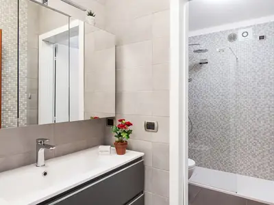 Badezimmer mit Dusche