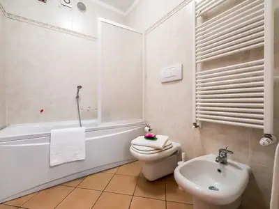 Badezimmer mit Badewanne