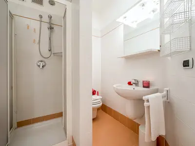 Badezimmer mit Dusche