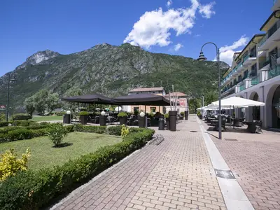 Restaurant mit Tischen im Freien