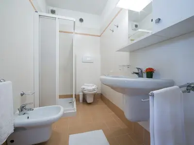 Badezimmer mit Dusche