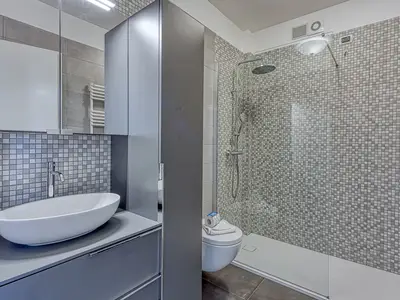 Badezimmer mit Dusche