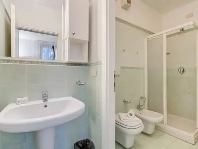 Badezimmer mit Dusche