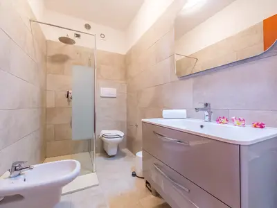 Badezimmer mit Dusche